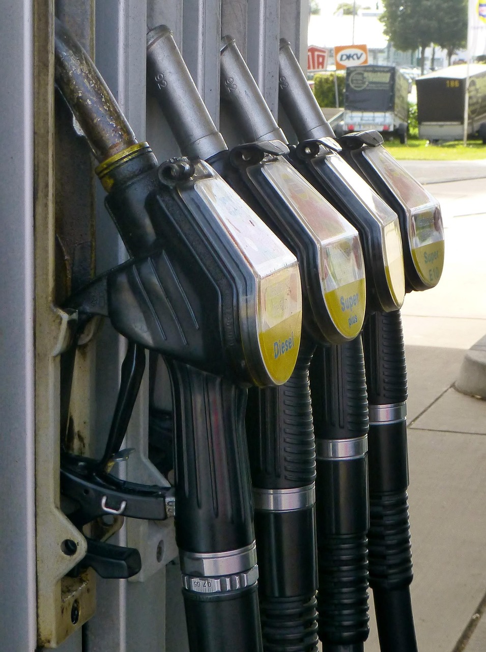 Bicos de bomba de combustível com diesel e gasolina em posto; Goldman calcula que o diesel da Petrobras pode subir até 50% às distribuidoras