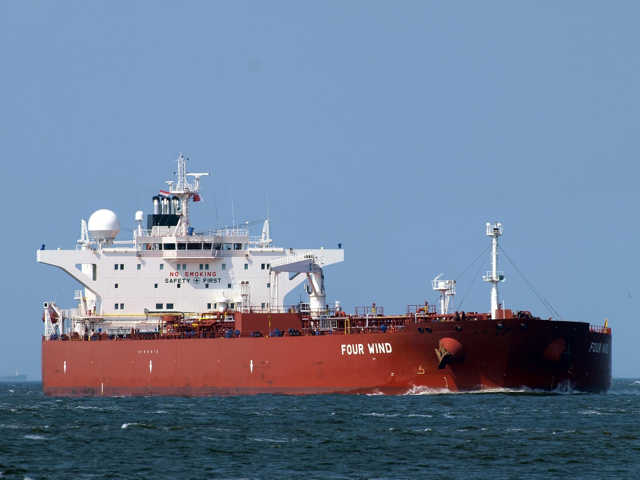 Navio graneleiro no mar, tipo usado no transporte de grãos e farelo
