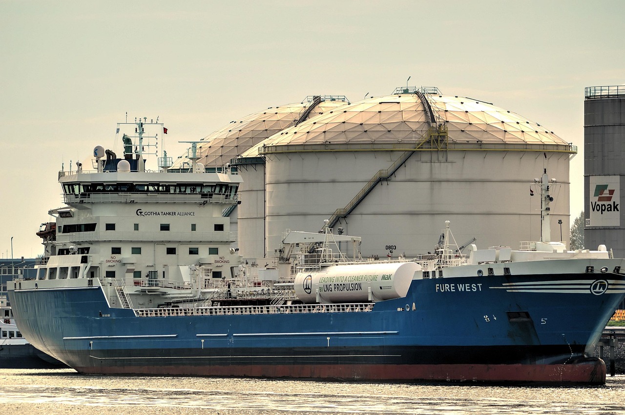 Navio petroleiro ao lado de tanques de armazenamento de óleo