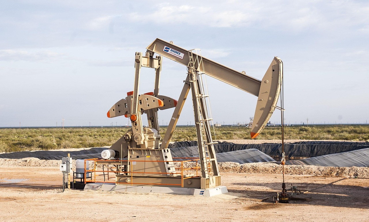 Bomba de extração de petróleo em campo; Brent volta a US$ 110 após ataque a campo da Aramco e pressiona o diesel do plantio
