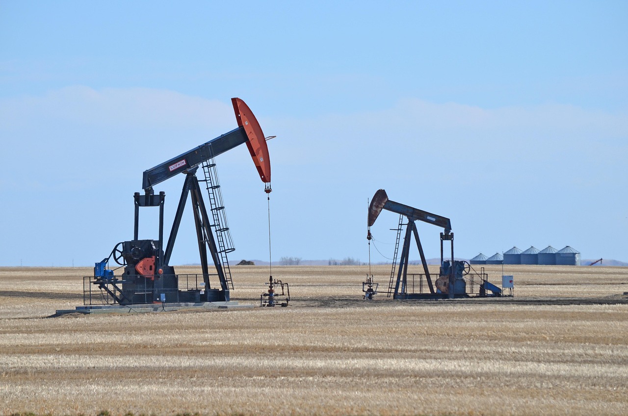 Bomba de extração de petróleo em campo aberto; Brent passa de US$ 111 e pressiona o diesel do plantio da soja