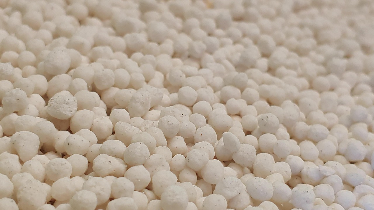 Grânulos brancos de fertilizante nitrogenado; Yara corta a produção de fertilizantes na Europa com o gás caro